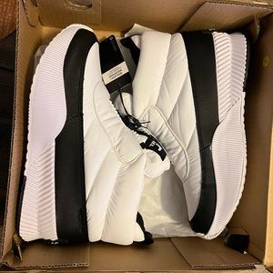 NIB Sorel Out N About III Puffy Zip Boots Sz9